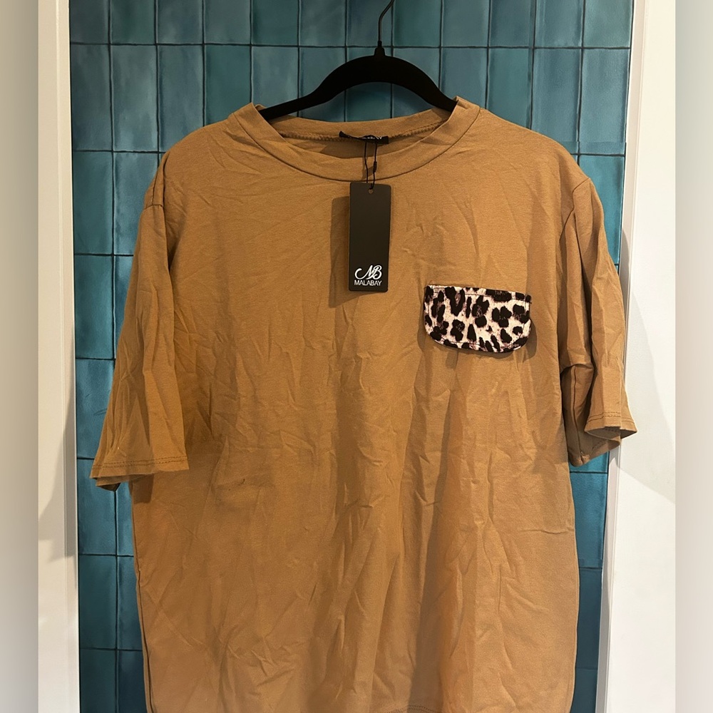 NWT🎁🔥GIFT IDEA! NWT tan tee with leopard print pocket — cozy, neutral, chic!